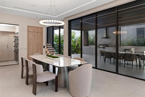 House in Miami, Florida 6 bedrooms, 747.86 sq.m. № 2053013 - photo 19