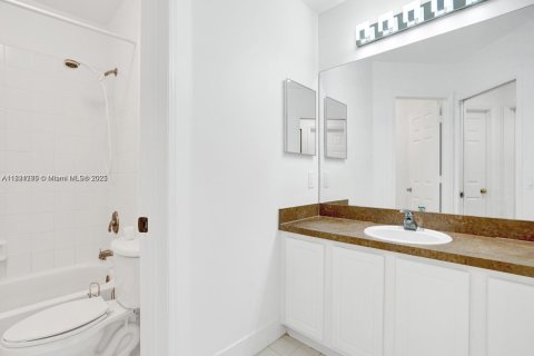 Villa ou maison à vendre à Doral, Floride: 4 chambres, 271.55 m2 № 1936501 - photo 15