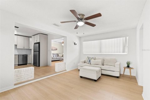 House in Saint Petersburg, Florida 3 bedrooms, 118.26 sq.m. № 2258845 - photo 15