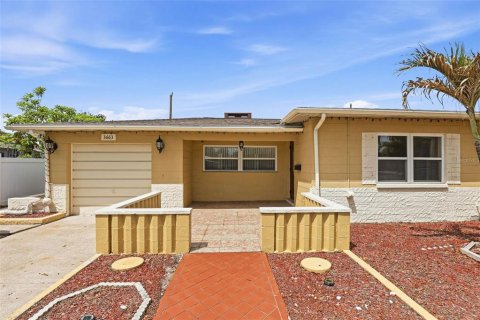 House in Saint Petersburg, Florida 3 bedrooms, 118.26 sq.m. № 2258845 - photo 3