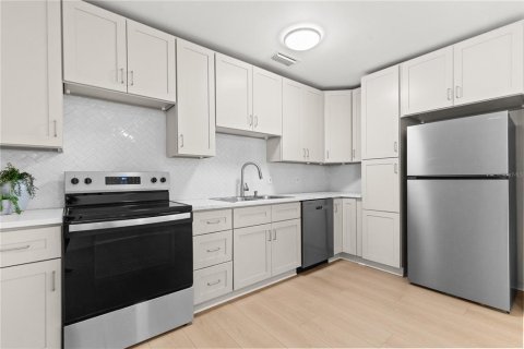 House in Saint Petersburg, Florida 3 bedrooms, 118.26 sq.m. № 2258845 - photo 4