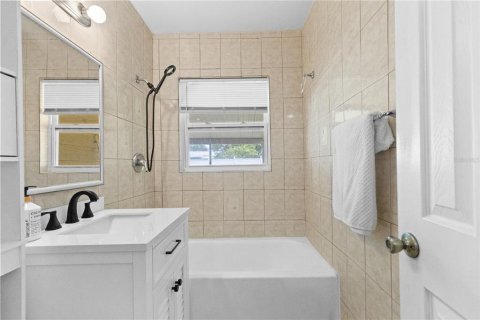 House in Saint Petersburg, Florida 3 bedrooms, 118.26 sq.m. № 2258845 - photo 8