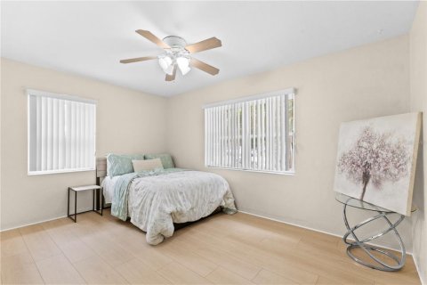 House in Saint Petersburg, Florida 3 bedrooms, 118.26 sq.m. № 2258845 - photo 12