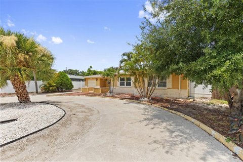 House in Saint Petersburg, Florida 3 bedrooms, 118.26 sq.m. № 2258845 - photo 25