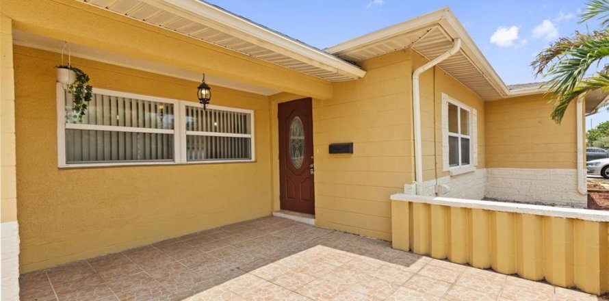 House in Saint Petersburg, Florida 3 bedrooms, 118.26 sq.m. № 2258845