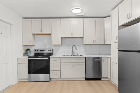 House in Saint Petersburg, Florida 3 bedrooms, 118.26 sq.m. № 2258845 - photo 5