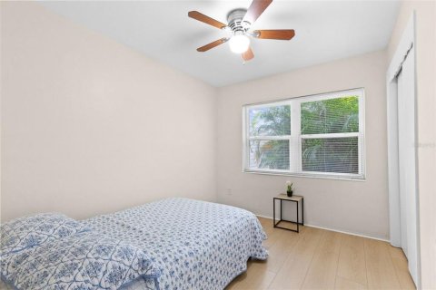 House in Saint Petersburg, Florida 3 bedrooms, 118.26 sq.m. № 2258845 - photo 14