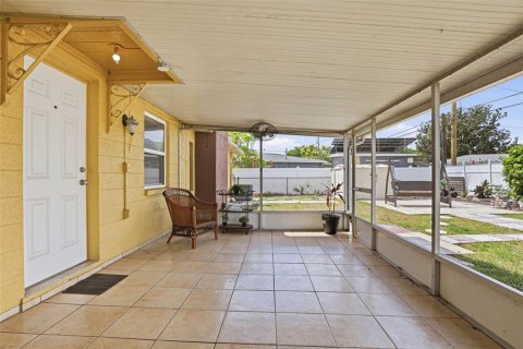 House in Saint Petersburg, Florida 3 bedrooms, 118.26 sq.m. № 2258845 - photo 19