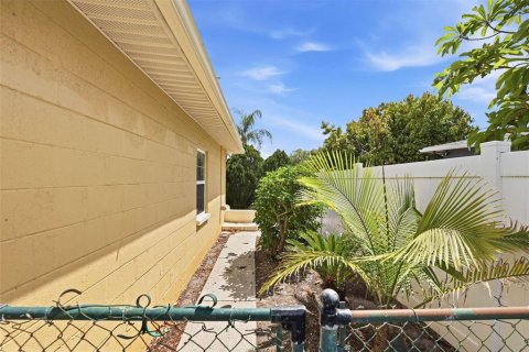 House in Saint Petersburg, Florida 3 bedrooms, 118.26 sq.m. № 2258845 - photo 22