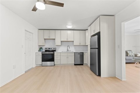 House in Saint Petersburg, Florida 3 bedrooms, 118.26 sq.m. № 2258845 - photo 7