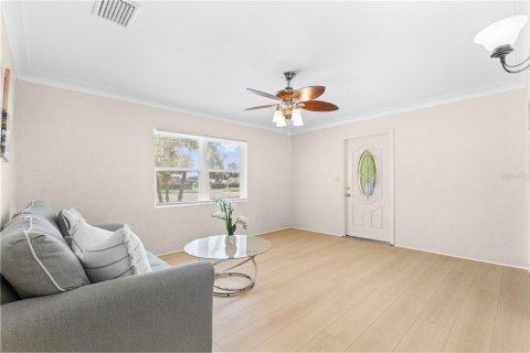 House in Saint Petersburg, Florida 3 bedrooms, 118.26 sq.m. № 2258845 - photo 9