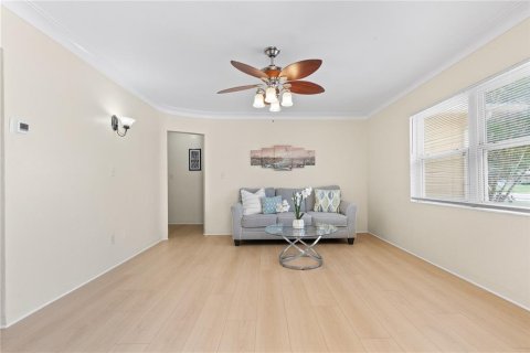 House in Saint Petersburg, Florida 3 bedrooms, 118.26 sq.m. № 2258845 - photo 10