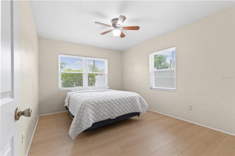 House in Saint Petersburg, Florida 3 bedrooms, 118.26 sq.m. № 2258845 - photo 13