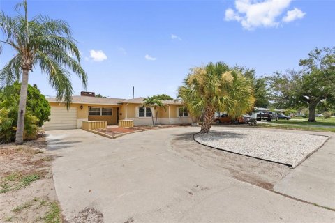 House in Saint Petersburg, Florida 3 bedrooms, 118.26 sq.m. № 2258845 - photo 26