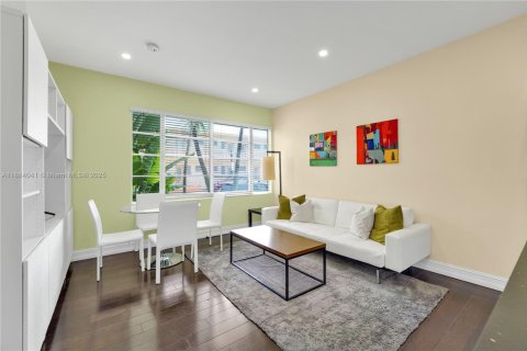 Condominio en alquiler en Miami Beach, Florida, 1 dormitorio, 45.06 m2 № 1930842 - foto 2