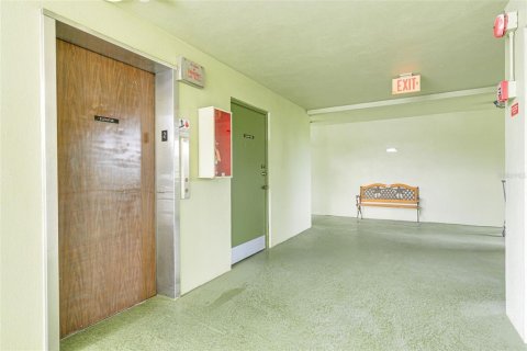 Condo in Saint Petersburg, Florida, 1 bedroom  № 1718176 - photo 14