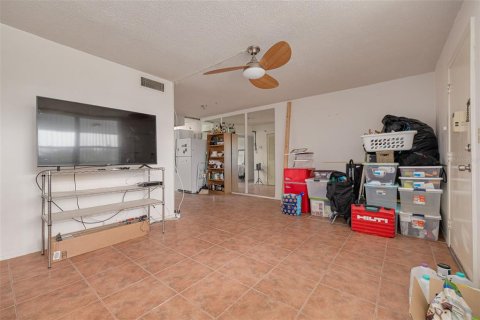 Condo in Saint Petersburg, Florida, 1 bedroom  № 1718176 - photo 5