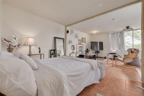 Condo in Saint Petersburg, Florida, 1 bedroom  № 1718176 - photo 12