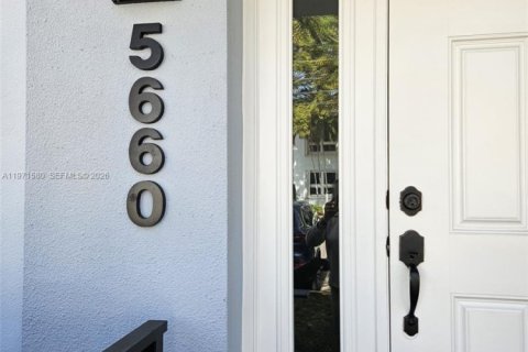 Снять в аренду кондоминиум в Майами, Флорида 2 спальни, 74.32м2, № 2036326 - фото 3