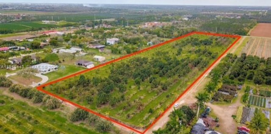 Commercial property in Homestead, Florida № 1998827