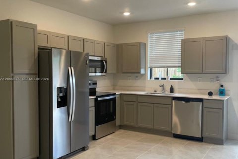 Townhouse in Florida City, Florida 3 bedrooms, 128.21 sq.m. № 2065207 - photo 2