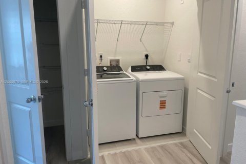 Townhouse in Florida City, Florida 3 bedrooms, 128.21 sq.m. № 2065207 - photo 7