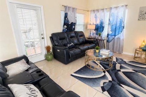 House in Orlando, Florida 3 bedrooms, 155.43 sq.m. № 2166263 - photo 2