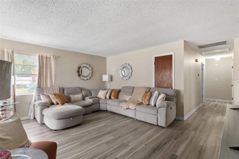 House in Auburndale, Florida 3 bedrooms, 140.1 sq.m. № 1630089 - photo 8