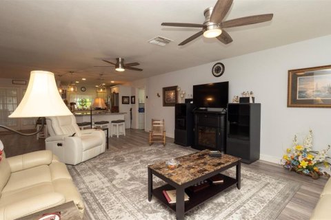 House in Hudson, Florida 3 bedrooms, 166.02 sq.m. № 1844406 - photo 7
