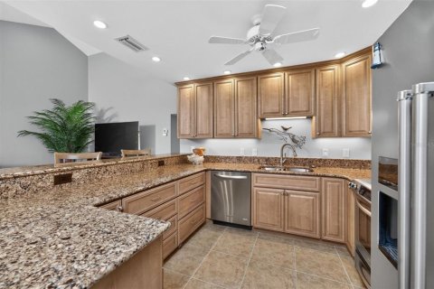 Condo in Englewood, Florida, 2 bedrooms № 2298249 - photo 14