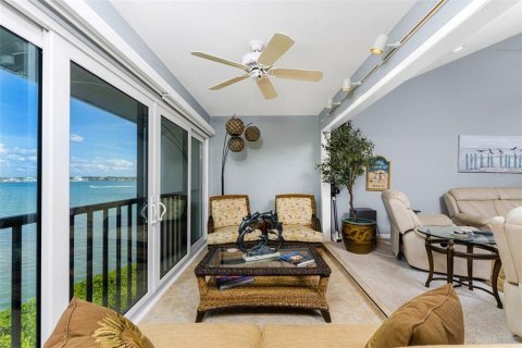 Condo in Englewood, Florida, 2 bedrooms № 2298249 - photo 9