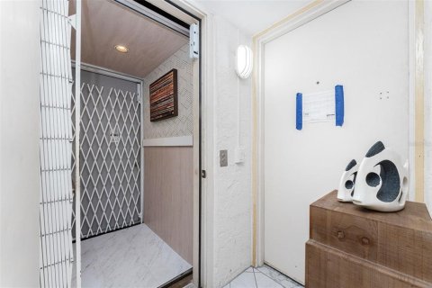 Condo in Englewood, Florida, 2 bedrooms № 2298249 - photo 30