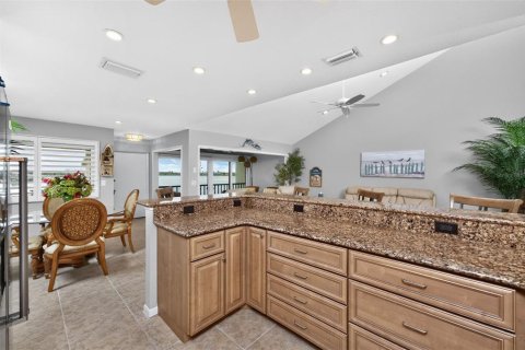 Condo in Englewood, Florida, 2 bedrooms № 2298249 - photo 16