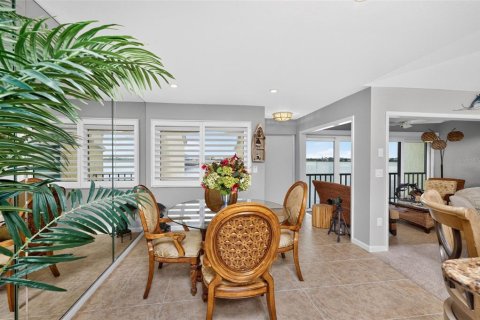 Condo in Englewood, Florida, 2 bedrooms № 2298249 - photo 13