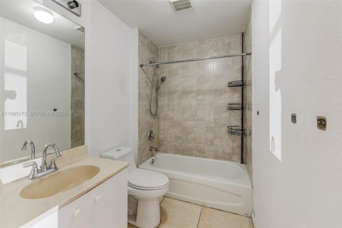 Townhouse in Pembroke Park, Florida 2 bedrooms, 89.74 sq.m. № 2048267 - photo 13