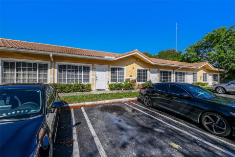 Townhouse in Pembroke Park, Florida 2 bedrooms, 89.74 sq.m. № 2048267 - photo 3