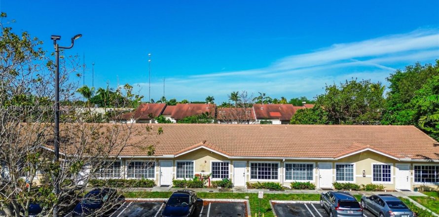 Townhouse in Pembroke Park, Florida 2 bedrooms, 89.74 sq.m. № 2048267