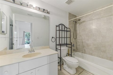 Townhouse in Pembroke Park, Florida 2 bedrooms, 89.74 sq.m. № 2048267 - photo 18