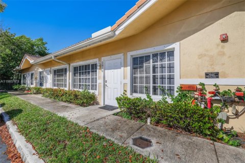 Townhouse in Pembroke Park, Florida 2 bedrooms, 89.74 sq.m. № 2048267 - photo 4