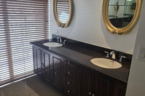 Condo in Aventura, Florida, 2 bedrooms  № 2049588 - photo 10