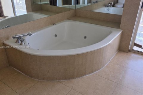 Condo in Aventura, Florida, 2 bedrooms  № 2049588 - photo 9