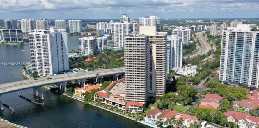 Condominio en Aventura, Florida, 2 dormitorios  № 2049588