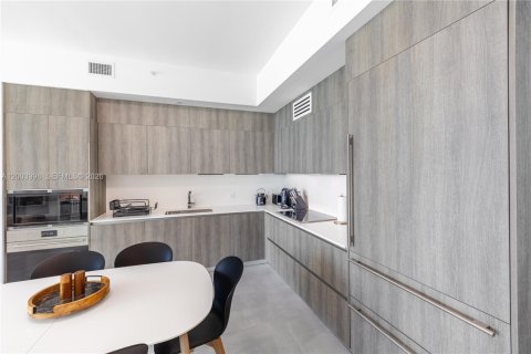 Condo in Sunny Isles Beach, Florida, 2 bedrooms  № 2241678 - photo 9