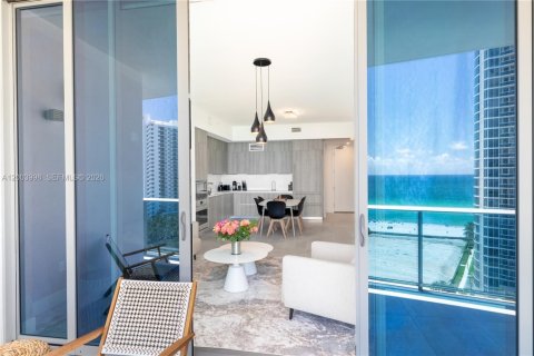 Condo in Sunny Isles Beach, Florida, 2 bedrooms  № 2241678 - photo 14