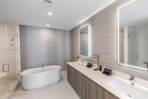 Condo in Sunny Isles Beach, Florida, 2 bedrooms  № 2241678 - photo 22