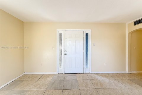 Appartement à louer à North Miami Beach, Floride: 2 chambres, 654.12 m2 № 1941006 - photo 9