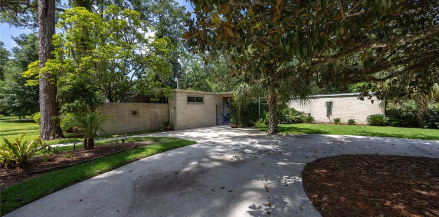 House in Gainesville, Florida 4 bedrooms, 331.66 sq.m. № 1802332