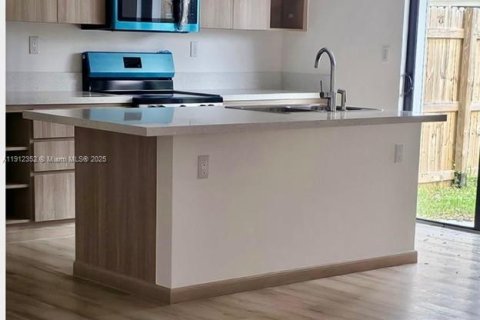 Touwnhouse à vendre à Florida City, Floride: 4 chambres, 124.02 m2 № 1966831 - photo 2