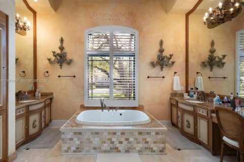 Villa ou maison à vendre à Miami, Floride: 4 chambres, 327.48 m2 № 2043025 - photo 28