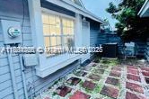Propiedad comercial en alquiler en Miami, Florida, 1 dormitorio, 108.97 m2 № 1892807 - foto 1